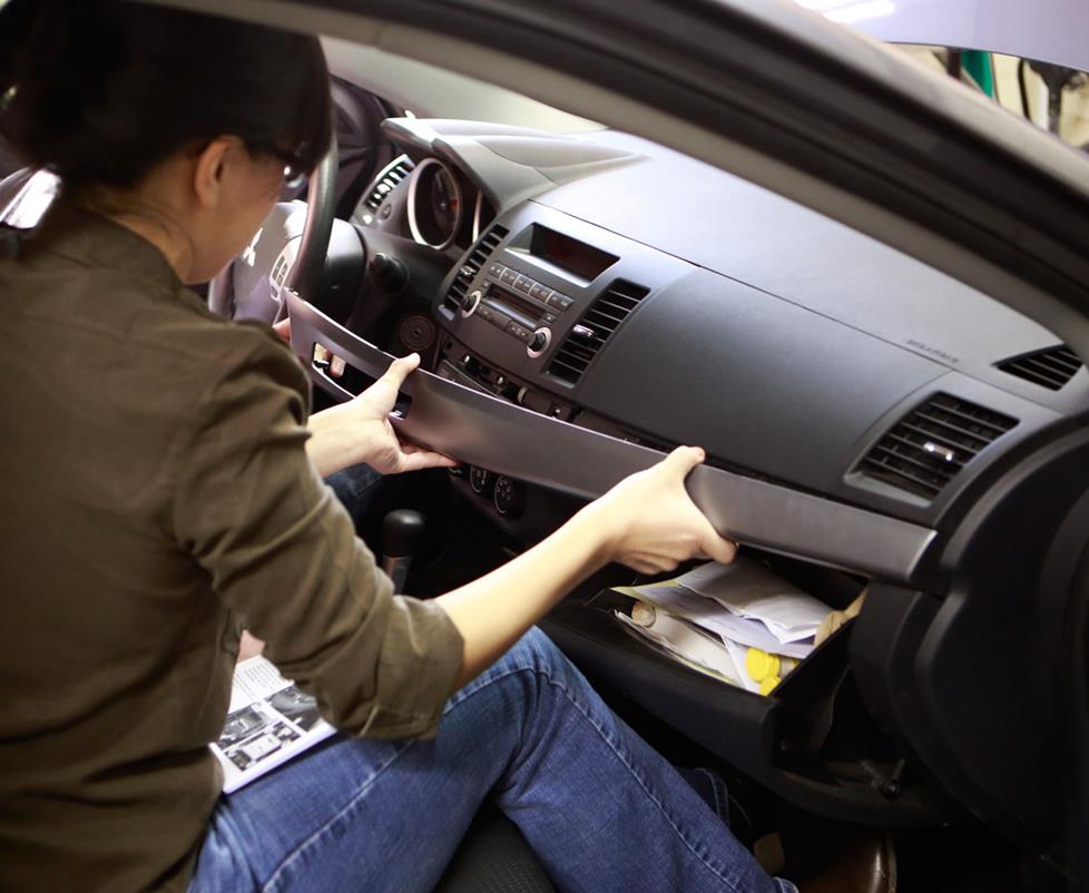 Jen removes dash trim